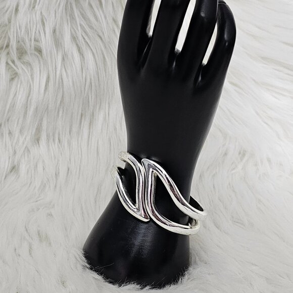 Vintage Silver Tone Cutout Hinged Bangle Statement Bracelet - Picture 1 of 6